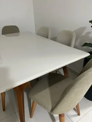 Mesa com 6 cadeiras