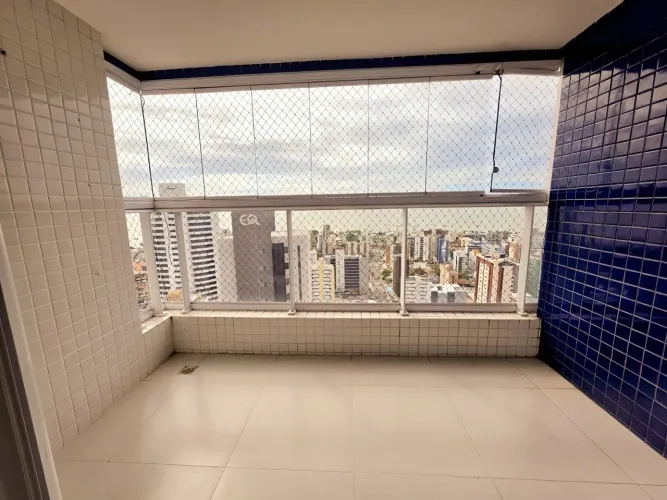 Apartamento em andar alto com 3 suítes e 4 vagas no bairro de Tambaú