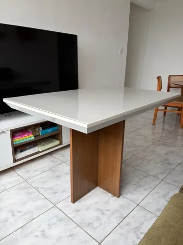 Mesa de jantar com tampo de vidro 4 lugares