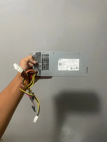 Fonte Dell original 220W, usada, com cabos. Ideal para reposição ou manutenção.
