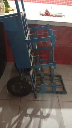 Carro para transportar gás e água mineral.
