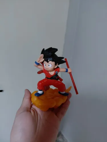 Action figure Goku na nuvem