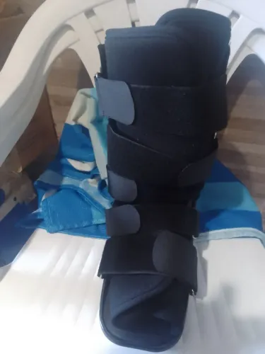 Vende-se bota ortopédica.