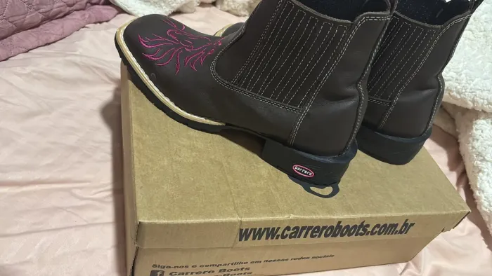 Vendo bota texano marca Carrero usada uma vez