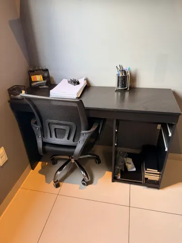 Mesa de escritório e cadeira