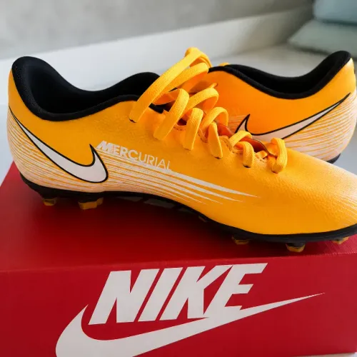 Chuteira  Infantil Nº 34 -  R$ 100  -   Usada Apenas 1 vez.  Nike marcurial.