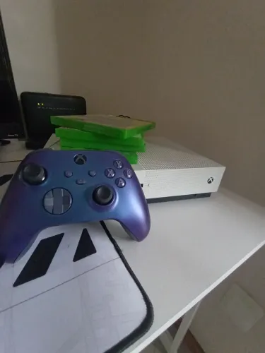 Xbox one S com 4 jogos e um controle de Series