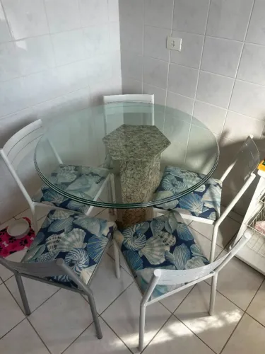 Mesa de Jantar Redonda com Tampo de Vidro e Base em Mármore + 5 Cadeiras