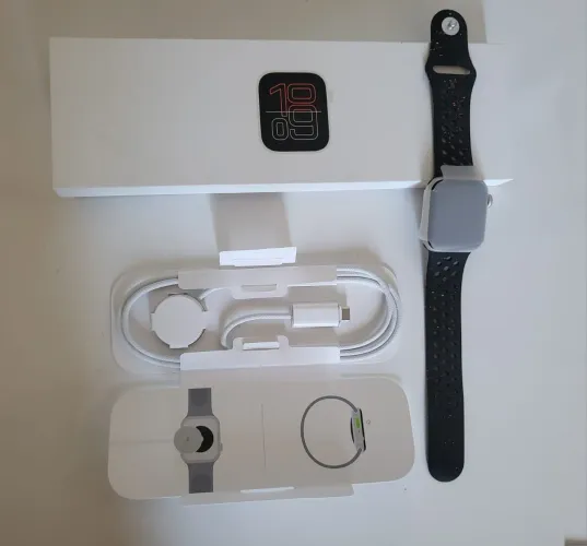 Apple Watch SE 3 GPS + Celular, 40 mm Starlight Alumínio case com midnight Black Nike SB