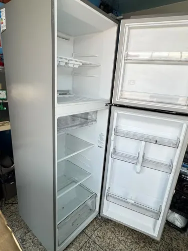 Vendo essa geladeira duas portas midea inverter seminova a preço de custo