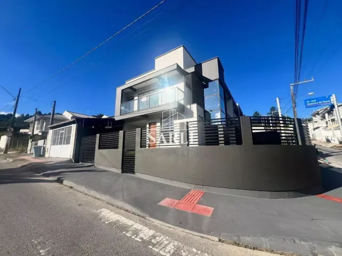 Sobrado Novo à venda no Bairro de Forquilhas em São José.