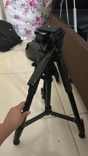 TRIPÉ DE 1,80 + LUZ