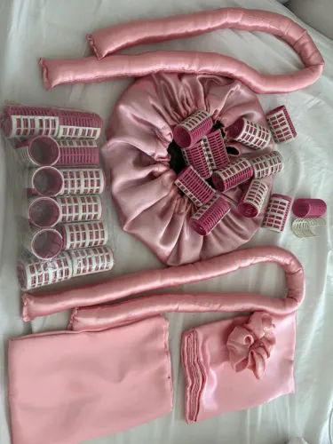Kit com 24 bobs, touca de cetim, dois modeladores deduas fronhas de cetim, 1 laço de cetim