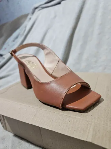 Sandália Feminina JJOJO Cecília Peep Toe Salto Medio Grosso Moderno