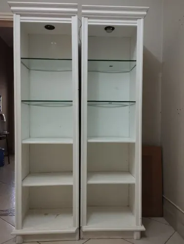 Vitrine Expositora de Madeira com Prateleiras de Vidro e com Luz