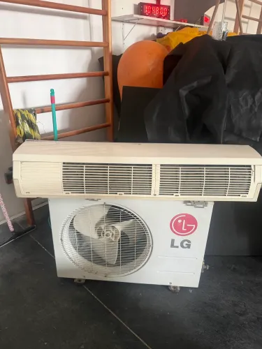 aparelho LG 27.000 BTUs, potente, precisando apenas de reparo na serpentina.