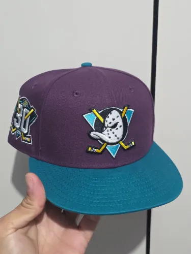Boné super patos mighty ducks 7 1/8 brilha no escuro
