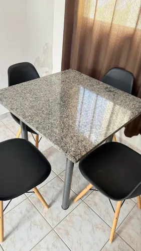 Mesa de mármore com 4 cadeiras Hermes pretas