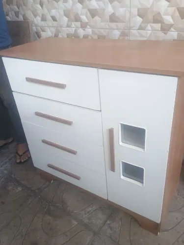 Cômoda 4 gavetas e 1 porta usada