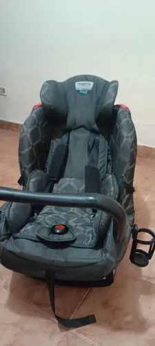 Cadeirinha de criança para colocar no carro, de 09 a 18 kg.