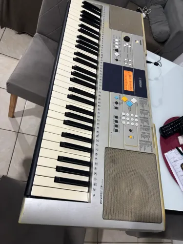 Teclado Yamaha PSR-E323