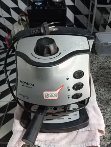 Cafeteira elétrica no vinha vendo por 200 reais