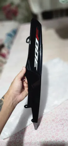 Rabeta Lateral Esquerda Cb Twister 300f Vermelha 2025 Original (Peça com avarias)