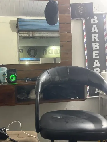 Uma cadeira de barbeiro uma bancada de barbeiro