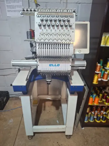 Máquina de bordar industrial