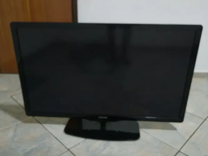 TV PHILIPS 40POL. COM DEVEITO DE TELA.