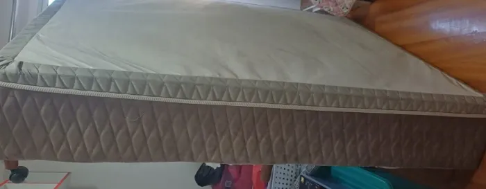 Box Cama Casal - Muito nova - Desapego - medidas 1,38 x 1,88mts