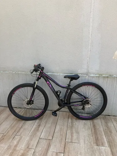 Bicicleta OGGI Float preta e rosa - mountain bike