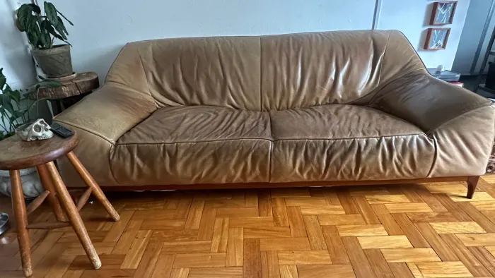 sofá de couro pé palito 