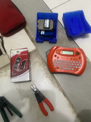 Vendo material de fibra óptica.