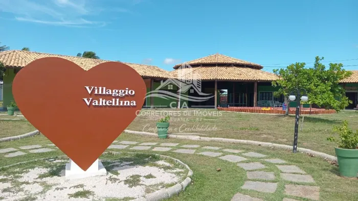 ARRAIAL DO CABO Terreno plano com 486m² em condomínio pé na areia