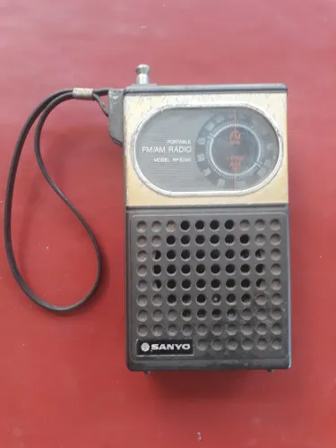 Rádio Portátil Sanyo para manutenção 