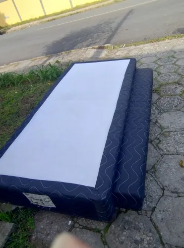 Cama de solteiro com cama auxiliar