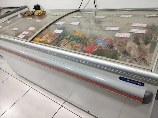Ilha expositora e produtos para montar deu mercadinho