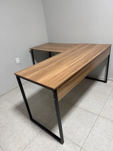 Birô de Escritório em L - Mesa Grande com Estrutura Metálica