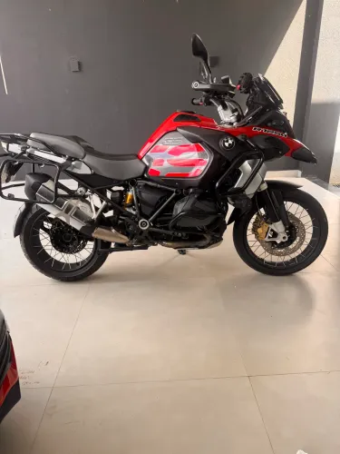 Uma moto impecável tudo em dia pra você representar