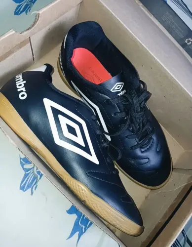 Tênis de futsal umbro.