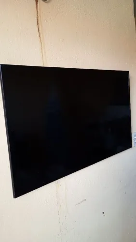 Tv Samsung de 49 polegas , está com a tela escura , mais ela loga e sai som