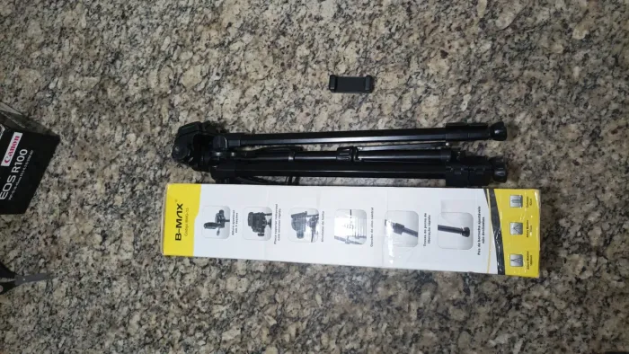TRIPÉ PARA CÂMERA E CELULAR