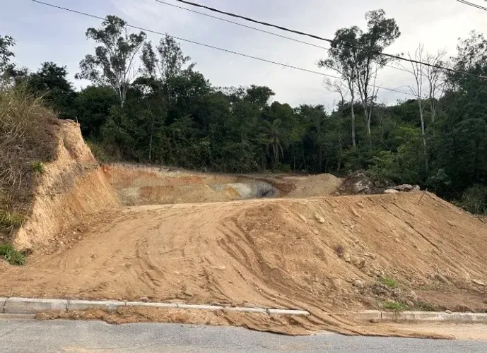 LOTE À VENDA EM CONDOMÍNIO