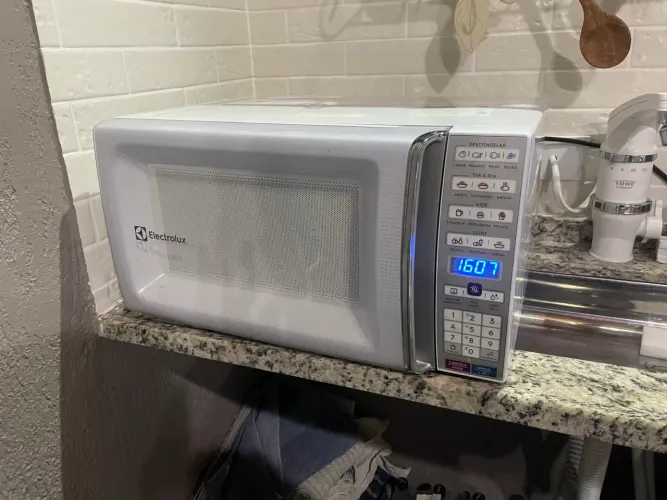 micro-ondas Electrolux modelo MEO44 127V, capacidade de 34 litros.