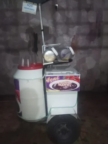 Vendo carrinho de açaí tipo cooler bem conservado com placa luminosa luz de led,