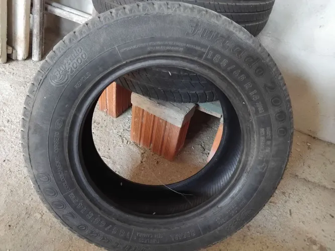 Vende-se pneus 185/ 65 b 14 meia vida em excelente estado