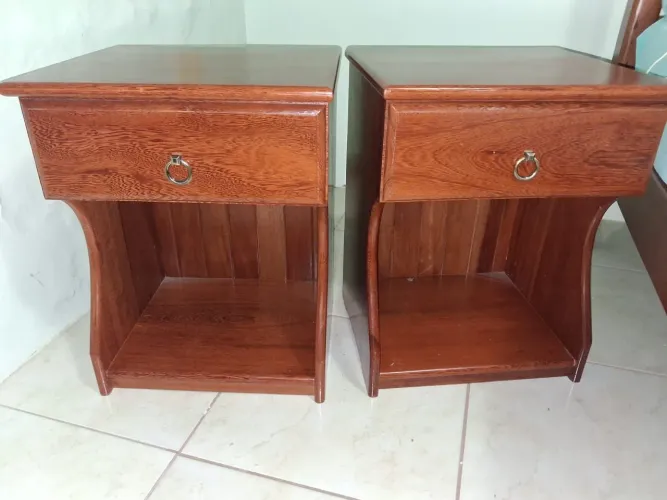 Mesa de cabeceira em madeira Angelim