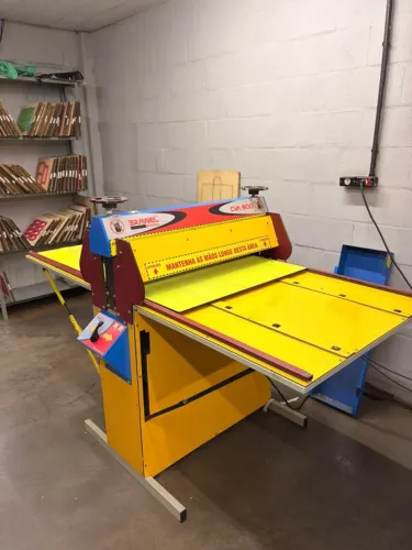 Máquina de corte e vinco automática