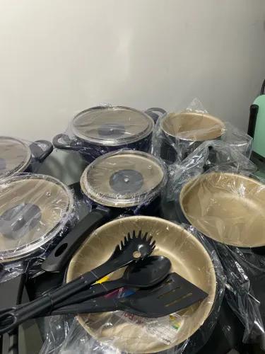 7 panelas antiaderentes + 3 utensílios